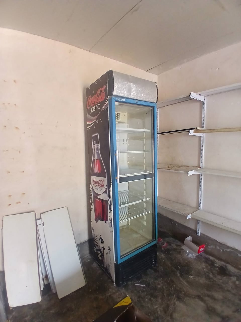 اقراض محل كامل رفوف ٨ متر مجمده عارضه ميز مكتب ميزان مكاني كركوك واحد حزيران ***********
