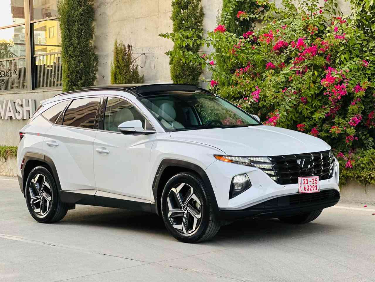 هيوندا الامريكي فول فول 2023 الامريكي Limited
شاشة تعمل باللمس مقاس \(10.25\) بوصة، وشحن لاسلكي، ونظام سمعي من نوع Bose. تشمل الميزات الأخرى جلدياً المقاعد، وسقف بانورامي، وكاميرا رؤية محيطية، وميزات سلامة متقدمة مثل نظام المساعدة على البقاء في المسار. 
*مواصفات خارجية تصميم خارجي عصري مع تشطيبات من الكروم الداكن.مصابيح أمامية وخلفية LED.عجلات معدنية مقاس \(19\) بوصة. مواصفات داخلية مقاعد جلدية مع مقاعد أمامية للسائق والراكب قابلة للتعديل كهربائيًا ومدفأة وجيدة التهوية.سقف بانورامي.شاشة تعمل باللمس مقاس \(10.25\) بوصة مع نظام صوتي من نوع Bose.شاحن لاسلكي لهواتف الذكية.شاشة عرض أمامية (HUD). 
*مواصفات السلامة والأمان نظام الرؤية المحيطية (SVM).نظام مثبت السرعة التكيفي الذكي (Smart Cruise Control).نظام المساعدة على البقاء في المسار (LKA).نظام التحذير من الاصطدام الأمامي مع اكتشاف المشاة والراكبين.نظام التحذير من النقطة العمياء.نظام المساعدة على ركن السيارة عن بعد.مستشعرات رادار أمامية وخلفية وجانبية.
مكان سيارة اربيل
السعر 220
***********
***********
واستاي مووجود علی الرقمين السليمانية, العراق
