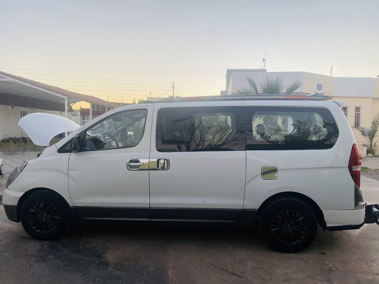 سلام عليكم
ستاركس البيع موديل 2009 
السياره بيه صفحه صبغ 
***********
