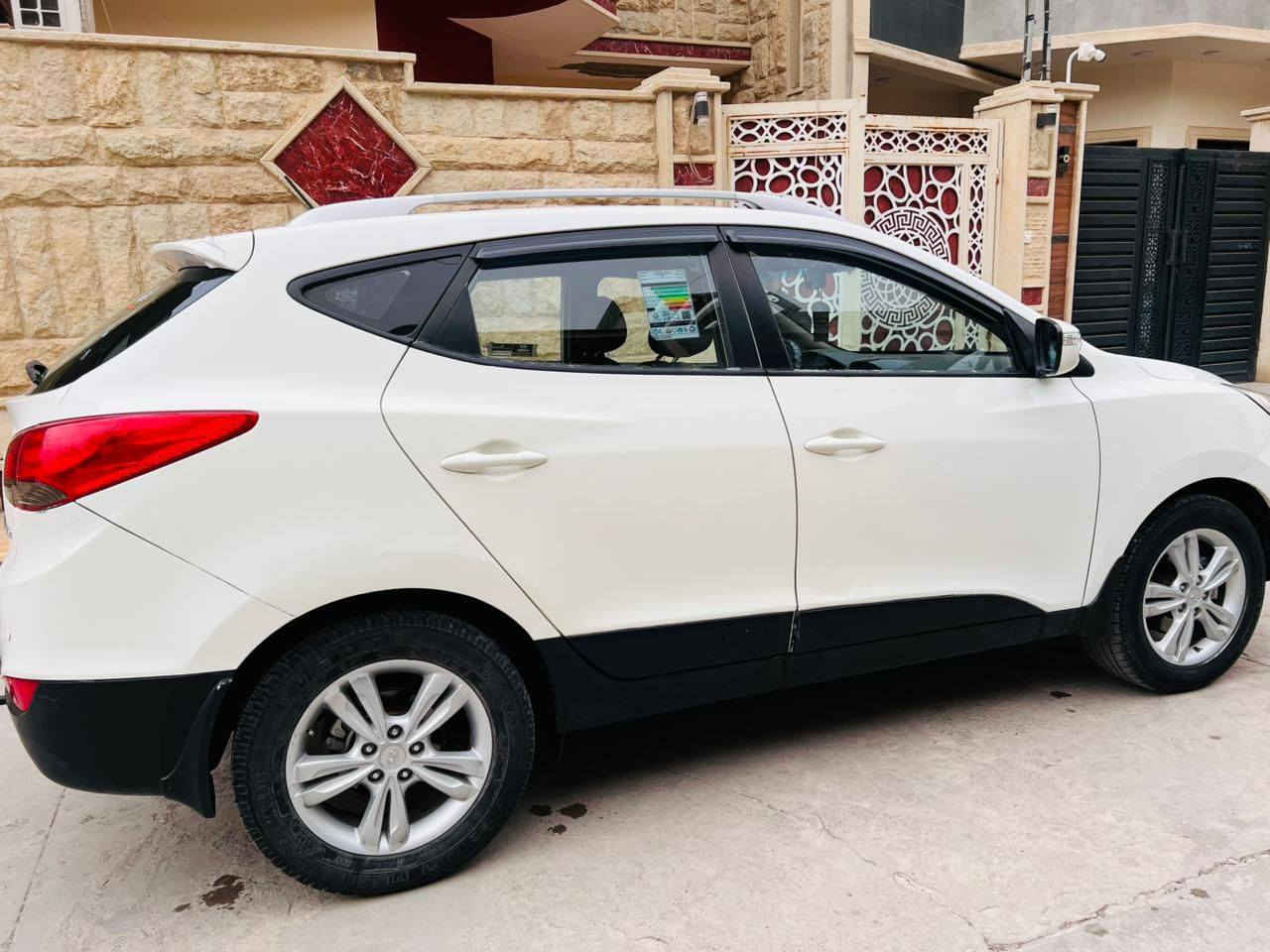 السلام عليكم للبيع توكسن موديل ٢٠١١خلجي  كير ومحرك بشرط سنويه ورقم وهزه جديد رقم البسمي شرط التحويل طخم تايرت جديد تبريد شغال السياره جاهزه من كلشي بيه ٤قطع ونص صبغ بدون تكم وسقف بشرط رقم موبايل ***********كوراك ***********السعر ١١٥
