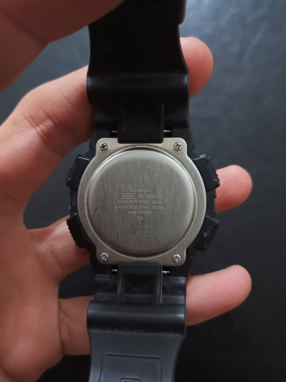 السلام عليكم 
كاسيو اصلي 
السعر 50

تتميز هذه الساعة بخاصية المنبه بالاهتزاز (Vibration Alarm)، مما يجعلها مثالية للتنبيه بهدوء في الأماكن الهادئة أو الصاخبة
أبرز مواصفات الساعة:
عمر البطارية: يصل إلى 10 سنوات (باستخدام بطارية CR2032).
مقاومة الماء: حتى عمق 100 متر، مما يجعلها مناسبة للسباحة والغطس السطحي.
الإضاءة: مزودة بضوء LED خلفي قوي (Super Illuminator) باللون الأبيض.
الوظائف الإضافية: تشمل ساعة إيقاف (Stopwatch)، مؤقت تنازلي (Countdown Timer)، منبه يومي، وتقويم تلقائي كامل حتى عام 2099


**إذا كنت صاحب هذا الإعلان وتريد حذفه لأي سبب، رجاءا أرسل رسالة إلى الدعم الفني**