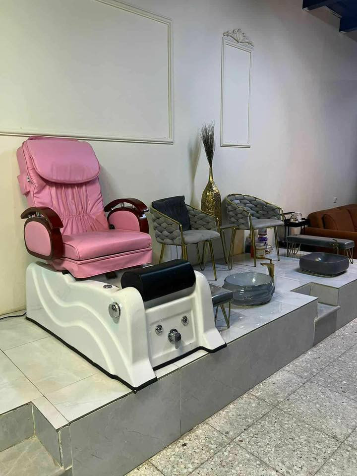 السلام عليكم بيع مركز تجميل كامل بكامل محتوياته  بيع مستعجل لغرض السفر 
للاستفسار ع ***********3
