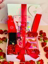 بوكس عيد الحب • ورد أحمر • إكسسوارات ناعمة