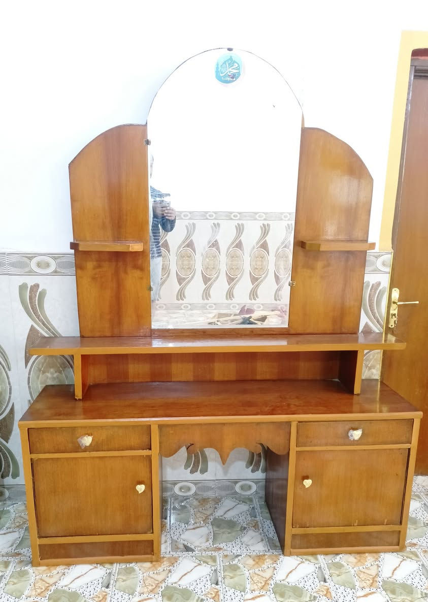 مكان نجف / ***********
غرفه صاج عراقي ام 6 باب طابقين شرط النظافه والقوه (تزكام) درجه اولى شرط خشب قوي مع الدوشك السعر 400 بيه مجال
