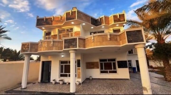 عطلتك يمنه في مزرعة اليمامه البيضاء يتوفر لدينا شفتات =شفت صباحي وشفت مسائي سعر الشفت المسائي 250 والصباحي 200 تحتوي المزرعه على 

. مسبح خارجي مع كامل معدات السباحه 🌊🏊‍♂️
. كراج خارجي يتسع 4سيارات 🚗🚐🚙🚌
. غرفتين نوم مجهزه بل كامل من تكييف وافرشه🛌
. وصاله واستقبال كبير🧘
. بليستيشن 5مع 4و اكس بوكس🎮👾
. تنور لشواء ومنقله 🔥💥

ننتضركم وتشرفونه بمزرعة اليمامه البيضاء. 
﴿***********﴾
موسى…🖤
