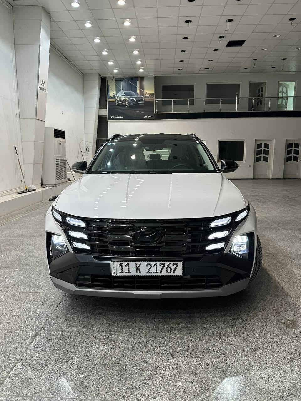 السلام عليكم
هونداي توسان  

موديل 2026 تو كلر قماره سوده

ضمان شركه هونداي الاولى 

محرك 2000 دوش

رقم بغداد سنويه باسمي ومثبت لوحات 

السياره زيروووو صفر كيلو متر

فول مواصفات قماره حديد 

بصمه وتشغيل عن بعد
صندوك كهرباء 
كراسي كهرباء وتبريد بالكشنات الاماميه
داخل مخمل ابيض
شاشه متصله تدعم كار بلي واندرويد اوتو مع كامره خلفيه دواره
حساس امامي خلفي
شاحن وايرلس 
هند بريك كهرباء واوتو هولد ومساعد نزول منحدرات وزر عرض الكامرات 
ويل كب حجم 19
لايت زنون وبك لايت لد
وباقي المواصفات 

مكان السياره بغداد المنصور

السعر 38 مليون 

***********
