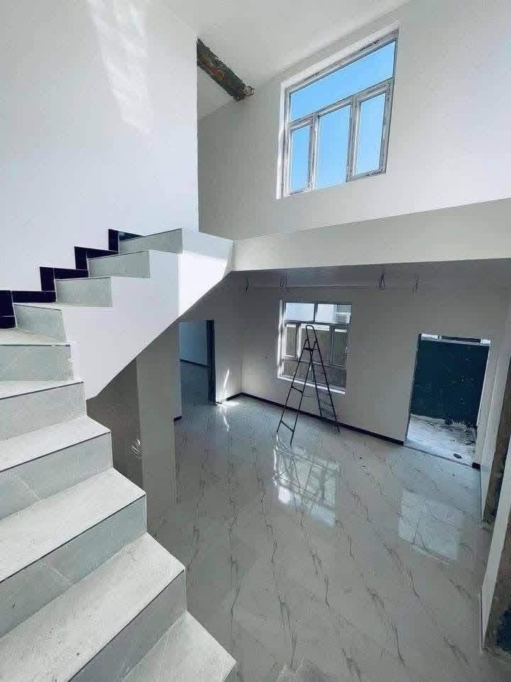 دار في مجمع الزهور السكني مرحلة أولى 
المساحة 160 متر 
ابلوك 34 السعر الشركه 115
الواصل 27/300 مليون 
يباع بتطلوعة للتواصل 
***********