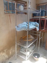 رفوف ملابس • متوفر