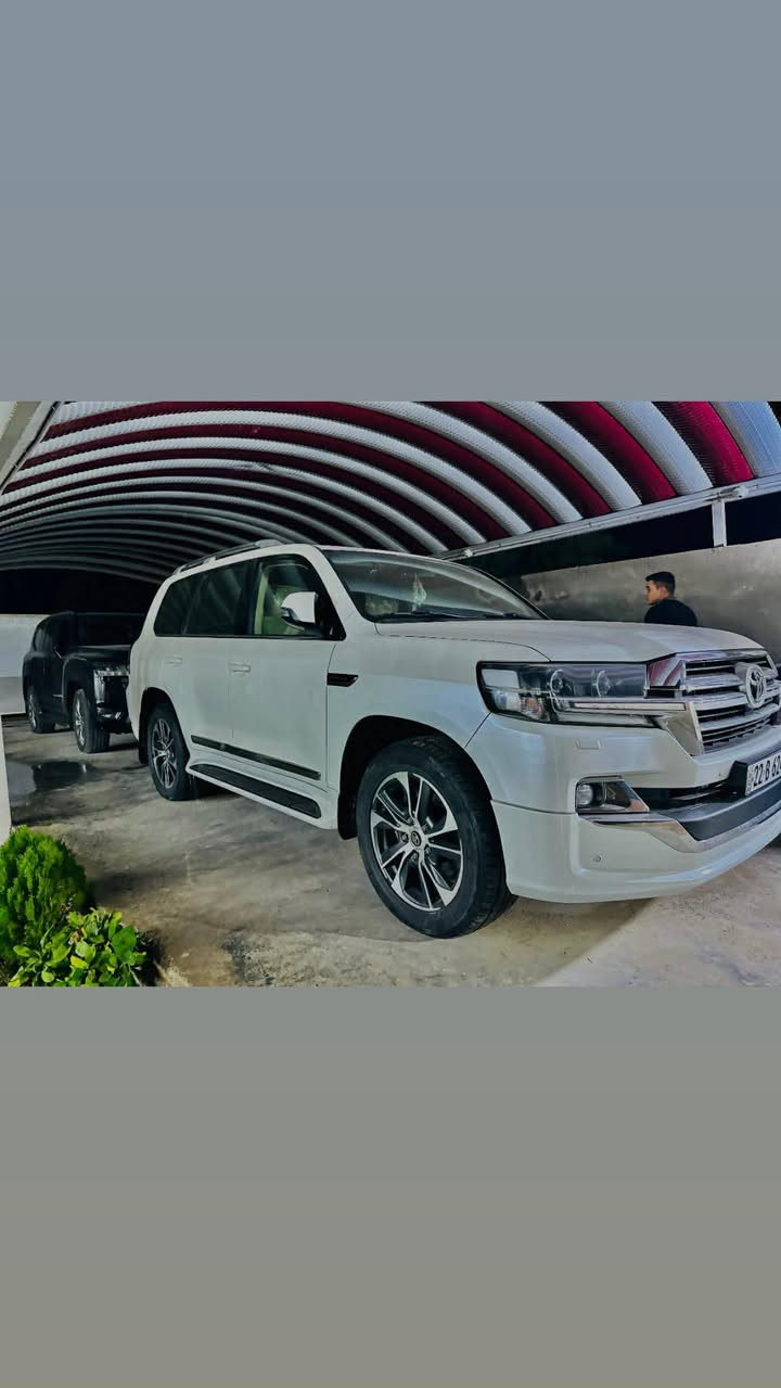 السلام عليكم للبيع لاندكروز موديل 2020 ساز باب اول رقم أربيل الجديد بسمي تريد تحويل أو وكاله سياره مكفولة كفاله عامه من صبغ والتبديل وفتح. 
فول مواصفات 1/1
بصمه تشغيل 
فتحه سلايت
كشنات ثنين كهرباء ثلاث حركات 
كشنات جلد اصلي
زراكات

جنطه شفط
شاحن 
دبل ماوس
مثبت سرعه
سبعه راكب
ثلاث قطع تبريد
مطفايه حريق
محرك V6 
8ايرباك
حساس امامي
حساس خلفي
تحكمات ستيرن كامله
كامرة دوارة
وباقي مواصفات ساز معروفه. 
 ماشيه(120)الف حقيقي
السعر( 5٦٠)ورقه $ وبيها مجال 
اللاستفسار اتصل على الرقم
***********
*********** فقط واتساب مكاني واسط الزبيديه
