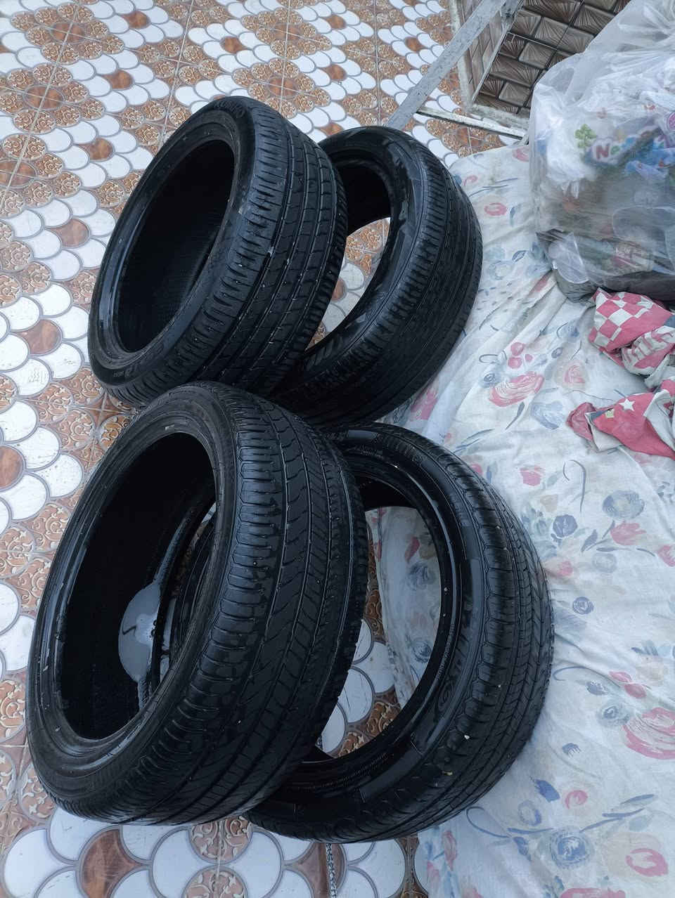 تخم تاير مستخدمات ونظيفات قياس 17/225/45 للبيع
قيم واخذهن ، 
***********
