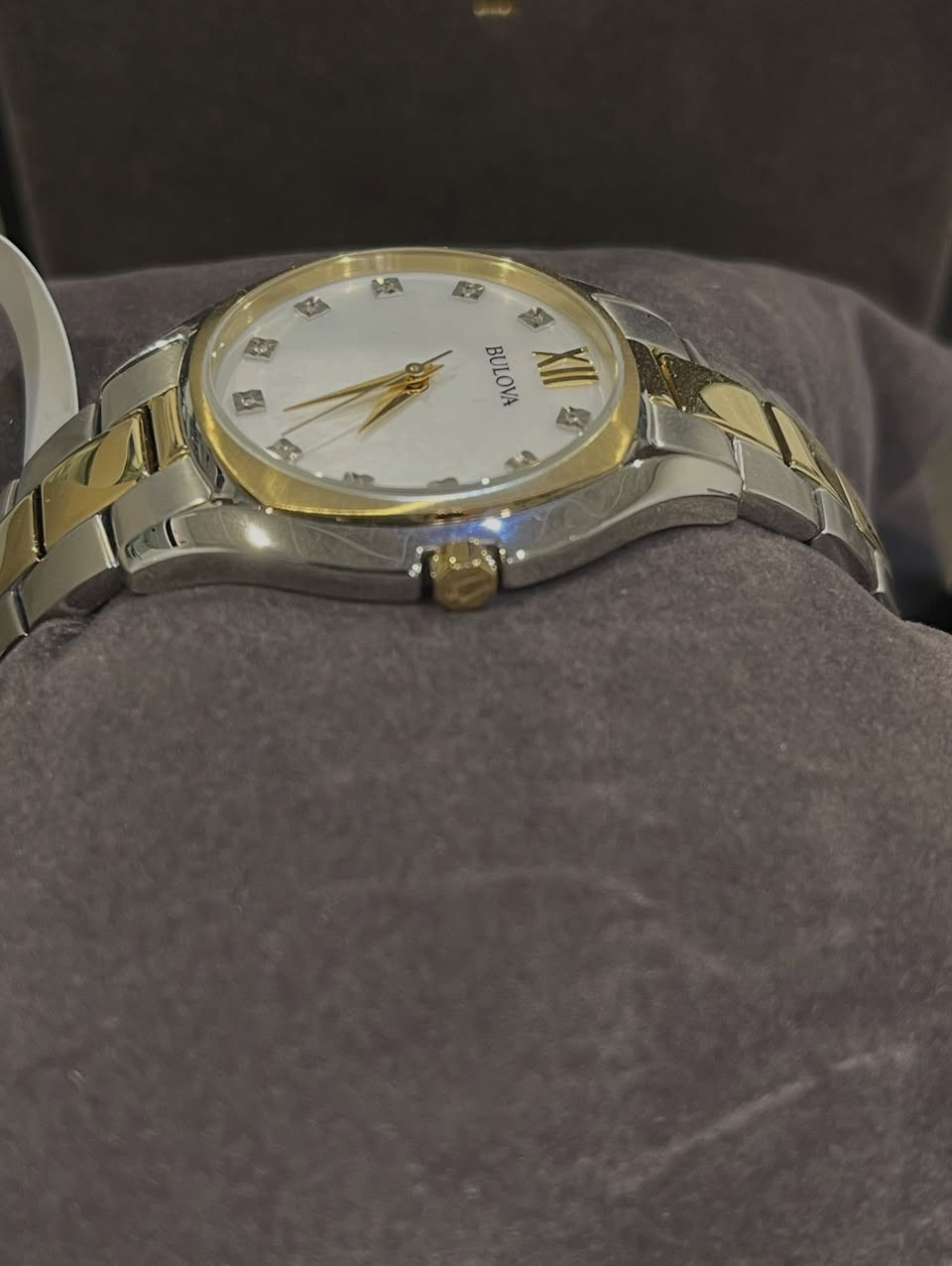 ✨ أناقة ناعمة بتفاصيل فاخرة ✨

ساعة نسائية بتصميم أنثوي راقٍ، تجمع بين اللمعان الهادئ ولمسة الفخامة الكلاسيكية… خيار مثالي لكل سيدة تحب التميز.

🔹 القياس: 32 مم
🔹 المينا: صدف طبيعي لامع مع مؤشرات كريستالية براقة
🔹 اللون: تو تون (فضي × ذهبي) أنيق
🔹 السوار: ستيل فاخر متناسق مع التصميم
🔹 الحالة: جديدة بالكامل – غير مستخدمة

قطعة راقية تضيف لمسة فخامة هادئة لكل إطلالة 💫

للحجز أو الاستفسار مراسلة الخاص 📩

#ساعات_نسائية #ساعة_فاخرة #تو_تون #مينا_صدف #أناقة هدايا_فاخر


**إذا كنت صاحب هذا الإعلان وتريد حذفه لأي سبب، رجاءا أرسل رسالة إلى الدعم الفني**