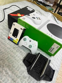 Xbox series s 512 G اصدار 22 نظيف جدا لك استيكر يعني ما مفتوح وما بي ا...