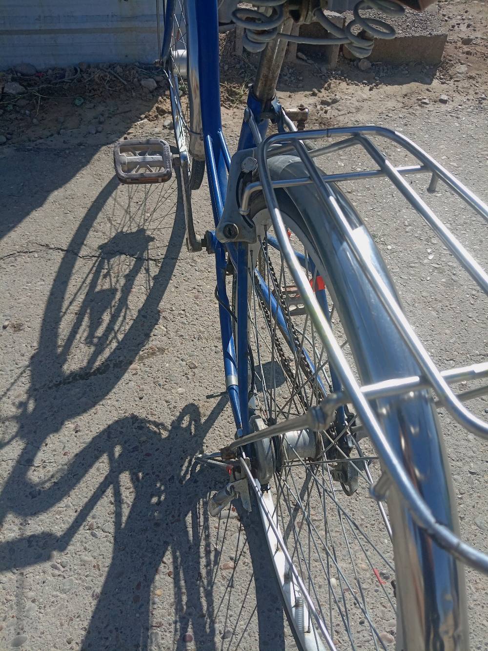 بايسكل بناتي حجم 26 مستخدم 9 اشهر  البايسكل جديد من المدرسة للبيت ومن البيت للمدرسة.
