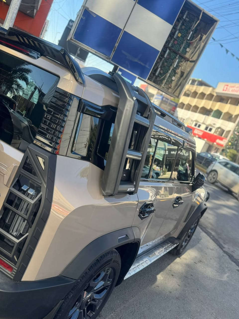 🚗 Jetour T2 2025 – فئة لاكجري
🔹 اللون: صحراوي (المطلوب)
🔹 الرقم: بغداد جديد
🔹 المواصفات: فول مواصفات

✨ الإضافات:
▪️ سيبايا
▪️ بلوجكترات
▪️ درج
▪️ بوكس جمجمة
▪️ بوكس علوي فوق السيبايا
▪️ درع أمامي
▪️ درع خلفي
▪️ خيمة بردة مع إنارتها
▪️ دواخل صاج كامل
▪️ أرضيات روز لاين
▪️ ساعة دشبول

⚙️ أنظمة وتجهيزات إضافية:
▪️ داش كام كامل مع كامرات أمامي وخلفي
▪️ نشرة دشبول أصلي
▪️ كت كامل أسود مكمل على السيارة
▪️ كماليات أوف رود كاملة

📍 حالة السيارة: جديدة جداً
📍 الممشى: 21,000 كم فقط (اخت الزيرو)

🛡️ ضمان هارلم: 10 سنوات
🛡️ كفالة عامة

📞 للاستفسار: ***********
📍 مكان السيارة: الأعظمية – بغداد
