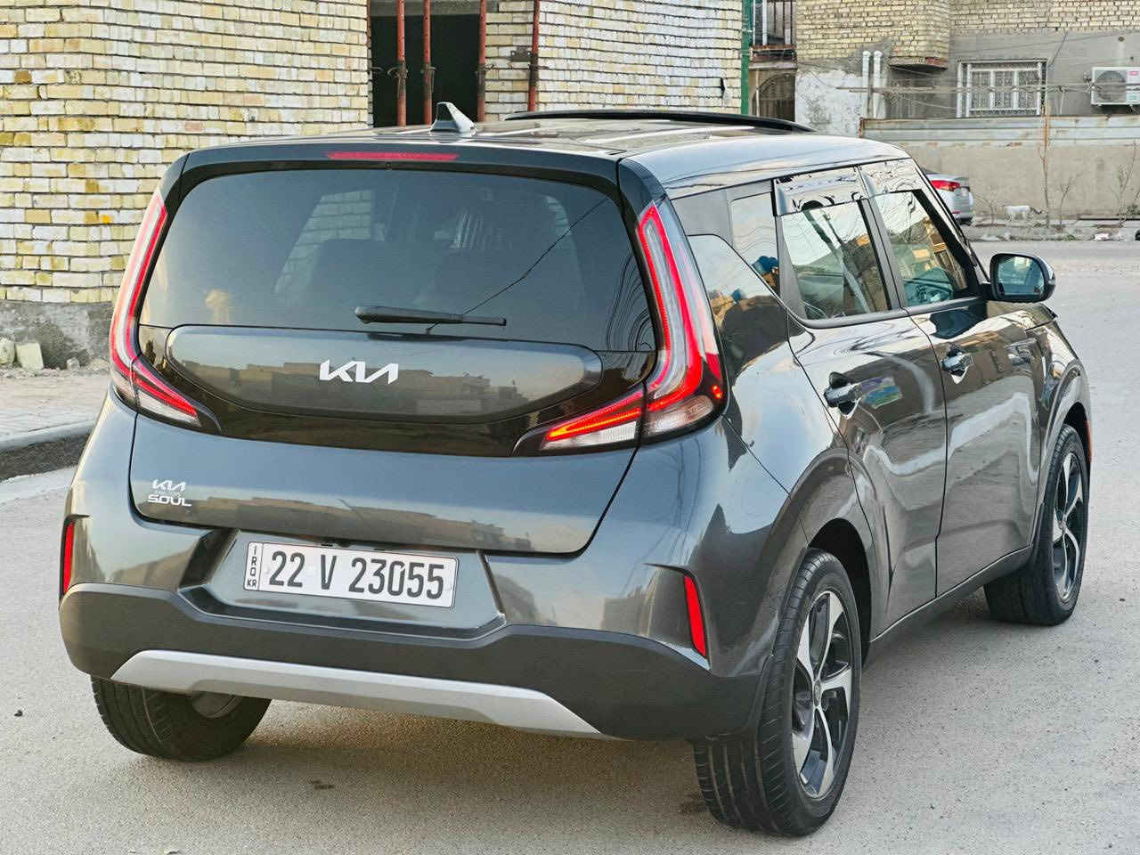 السلام عليكم ( بيع فقط بدون مراوس)
 (كيا صول 2025 كلين بدون صبغ بدون تبديل لون فيلي )
( اخو زيرو ماشية الفين محرك 2000 دوش)
(مرقمة اربيل جديد دخول وترقيم وهزة وفحص كلة جديد )
 (حادثها جدا بسيط) : بيهة كسر بدعامية ومكانين بارد بي دي ار على كد شبر صور والسونار موجودات
(السيارة بدون صبغ بدون تبديل )
المواصفات :
سلايت فتحة بسقف / لايتات لد زنون عدسات 
بك لايتات لد / رادارات وتنبيهات من جميع الجهات / نقطة عمياء واشاير بلمري / شاحن واير ليس / تدفئة كشنات وتدفئة ستيرن / منافذ شحن امامية وخلفية / تحديد مسارات سياقة ذاتية / كيجات الكترونية / انظمة قيادة نورمال وسبورت / اطفاء ذاتي / انارة داخلية لد 
دشبول سيارة بيانو بلاك
 وباقي المواصفات المعروفة
السيارة جديدة جدا ونظيفة وماشيه قليل اخو زيرو وجاهزة وكاملة من كل شي
العنوان : بغداد / الكرخ
للاستفسار :  ***********  ومتوفر بي واتساب
