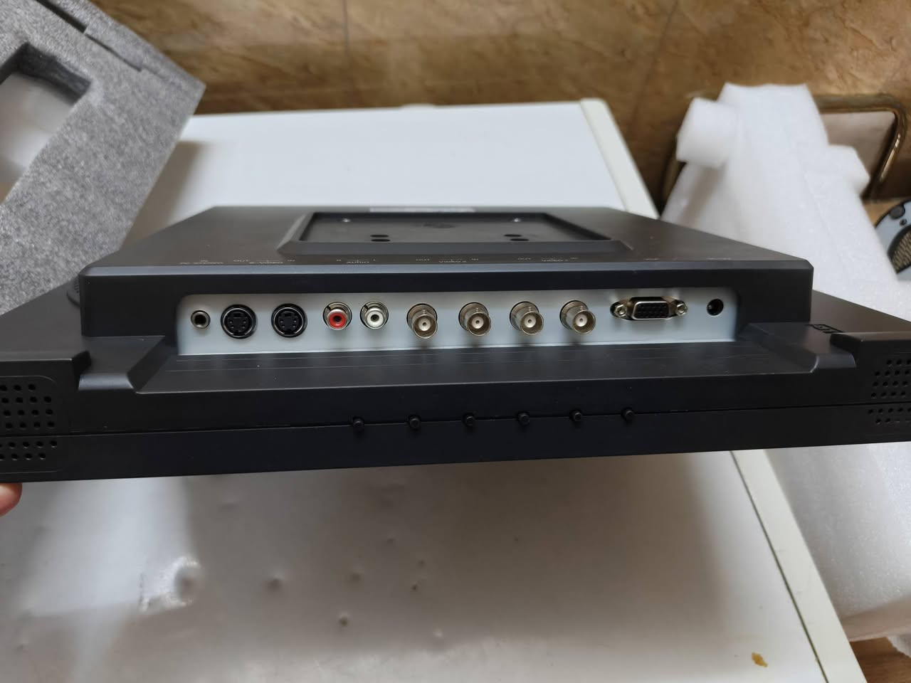 بوش شاشة  LCD مع كافة ملحقاتها لتواصل ***********
