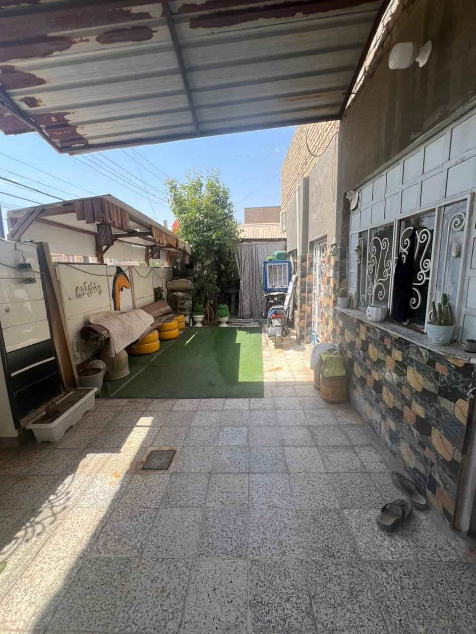 بيت للبيع منطقه الفلاحيه مقابل مدينة الأحلام مقابل ساحه خضراء المساحه 165متربناءعكاده نضيف جدا يحتوي على حمام عدد 2 وهول واستقبال ومطبخ غرفتين نوم مراسله أو اتصال على الرقم ***********
