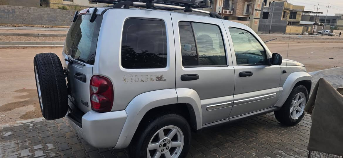 جيب ليبرتي ٢٠٠٧ سياره مكفوله من كلشي سياراه باسمي مكرك جديد سياره جاهزه من كلشي كلشي حته تايرات سبب البيع اريد اشتغل ع خط ورايدلي وبامه سعرها ٩٥ مكاني البصره ام قصر
***********
