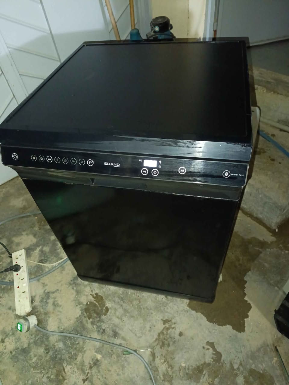 قاپشۆری گراندی ۱٤ نەفەری زۆر پاک و بێ عەیبو بێ کێشەیە مۆدیلی نوێیە و لەمسە و دەسکاری نەکراوە پارچەکانی ،زۆر کەم بەکار هاتووە و ۳ ڕەفەیە بەشەرت ئەیفرۆشم 
ژم:***********  viber&whatsapp
شوێن :سلێمانی 
نرخ: 180هەزار السليمانية, العراق
