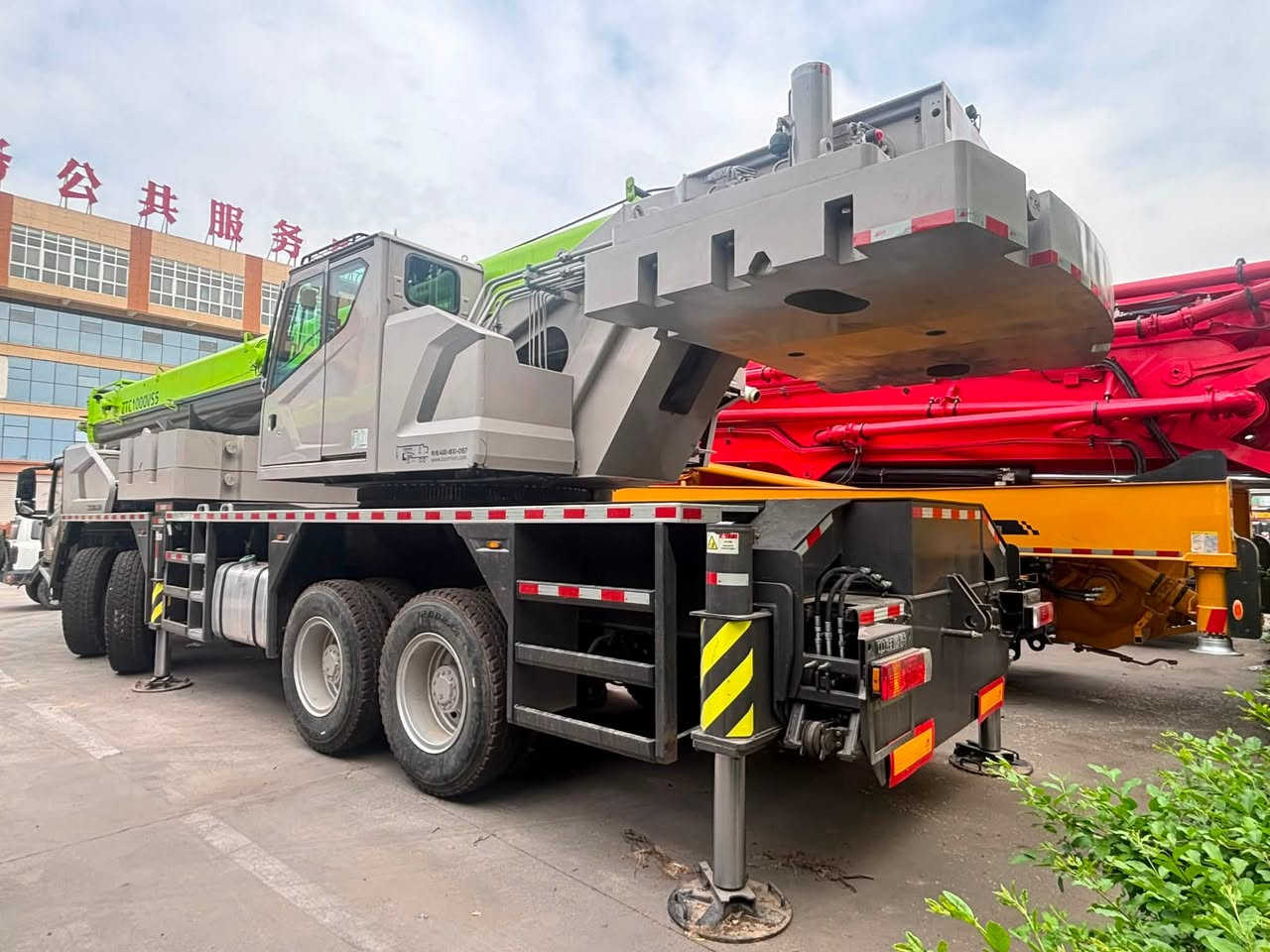 ZOOMLION ZTC1000VS562 CRANE
ZOOMLION ZTC1000VS562 Premium 100 Ton Truck Crane
5-section main boom, total 51m
Comes with 2 built-in jibs, 17.5m
Equipped with 24-ton transition counterweight
4-axle heavy-duty chassis
Fitted with large 385 wear-resistant tires
450L large fuel tank, super long driving range
 
Low mileage & low working hours:
Only 4,855 driving kilometers
Just 563 working hours, nearly new condition!
https://wa.me/+86 135 2617 0326
#UsedCraneAfrica
#AfricaConstructionMachinery
#CraneForSaleAfrica
 #ZOOMLION  #crane


**إذا كنت صاحب هذا الإعلان وتريد حذفه لأي سبب، رجاءا أرسل رسالة إلى الدعم الفني**