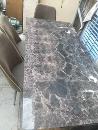 ميز طعام ويا 4 كراسي للبيع السعر110مكاني بغداد البلديات لا يوجد خاص077...