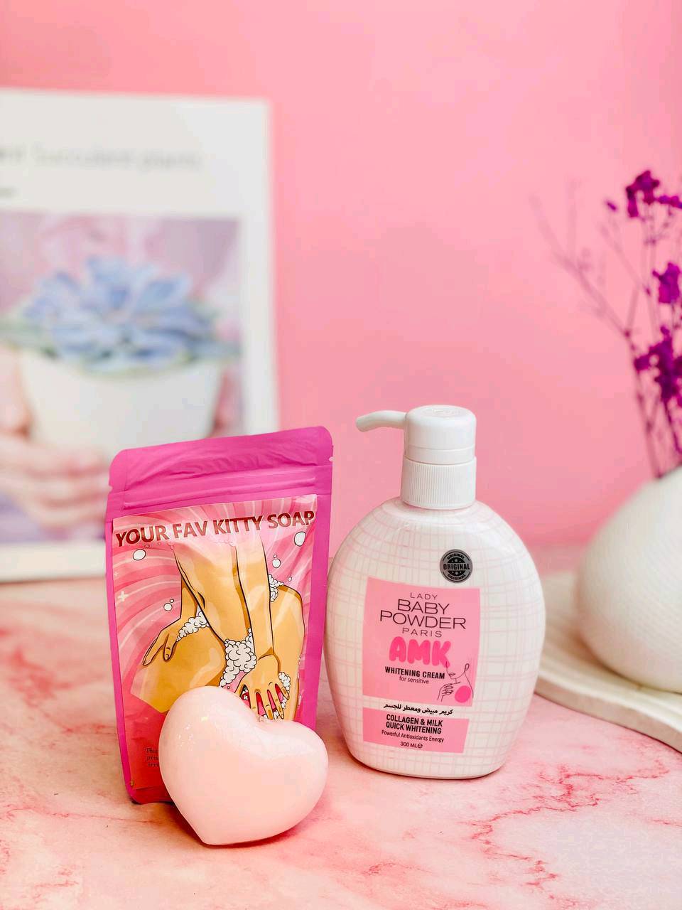 💕 عرض الإمكانيات لتفتيح وتنظيف البشرة بفعالية: صابونة الكيتي وكريم AMK باللبن والكولاجين. 💖 يعملان معًا لنضارة فورية وملمس ناعم ورائحة زكية. مثالية للمناطق الحساسة والجسم الكامل!
