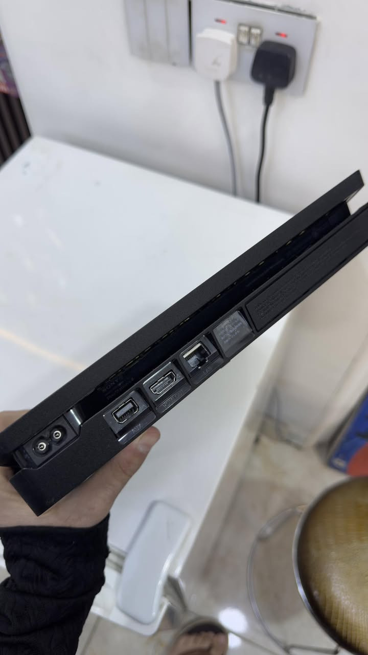 بلي 4 سلم مهكر 
فول نظافه مامفتوح
ذاكره 500GB
ويا يدتين وكارتون البلي موجود
السعر 240 الف 
مكاني القبله شارع البريد
***********
