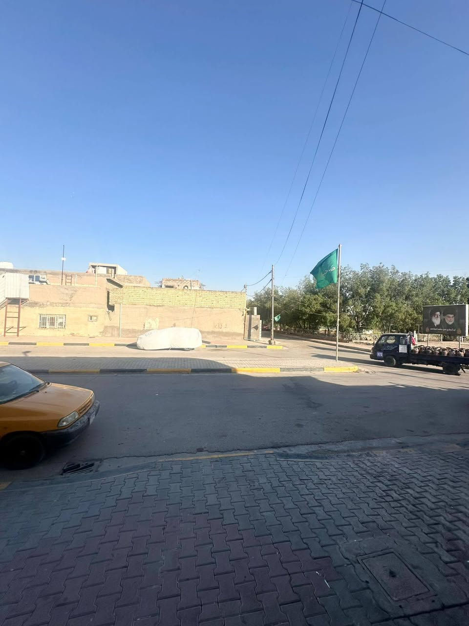 السلام عليكم الدار للبيع المساحه 200 متر 
الوجه ،10. النزال ،20
الدار طابقين يتكون من 5 غرف نوم 
2صاله استقبال مطبخ 
صحيات 3 داخليه و خارجيات 
مطلوب اسكان 
شارع 15
وشارع بارك سيارات 
العنوان داموك الميمون 
الاستفسار ***********
