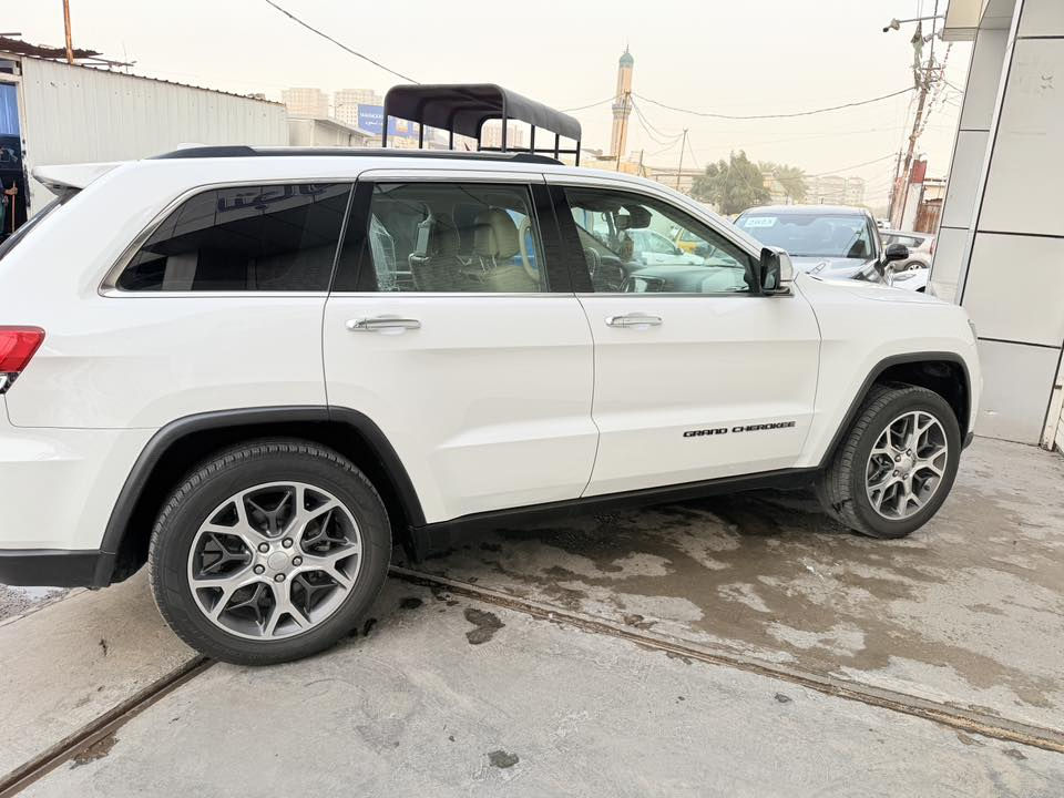 السلام عليكم ، مكلف بالنشر
– جيب خليجي موديل2019 لمتد بلص (Limited Plus) للبيع

سيارة نظيفة جداً وفول المواصفات، وارد خليجي وكالة Harlem

📌 المواصفات:

✔️ 3 شاشات 

✔️ شاشة وسط كبيرة مع نظام ملاحة

✔️ بانوراما وفتحة سلايد 

✔️ مقاعد جلد كهربائية مع ذاكرة تخزين ميموري

✔️ تبريد وتسخين مقاعد

✔️ بصمة تشغيل + دخول ذكي

✔️ لايتات زينون + LED نهارية

✔️ كاميرات + حساسات أمامي وخلفي

✔️ دركسون تحكم متعدد 

✔️ نظام ثبات إلكتروني + ABS

✔️ دفع رباعي 4×4

✔️ مواصفات Limited Plus معروفة فول الفول 

✨ إضافات:

🎨 اللون: ابيض 

🛋️ الداخل: بيج نظيف ومرتب

📍 الممشى:88  ألف فقط

🔧 الملاحظات: بارد شبر في الباب الخلفي 
   
 • لا يوجد أي ضرر داخلي أو حادث 

 • غير ذلك السيارة بحالة ممتازة جداً

📍 الموقع: بغداد 

📞 للتواصل:***********

    سيارة استخدام خفيف ونظيفة جداً ، وبلعافية على الياخذها
