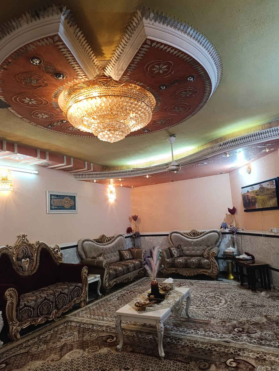 بيت للبيع في موقع متميزمساحة300م ونزال 30بيه5غرف نوم واستقبال ومطبخ وصاله وحديقه داخليه وخارجيه الديكور نقش مغربي الموقع  البنوك شارع الفتلاوي ***********

