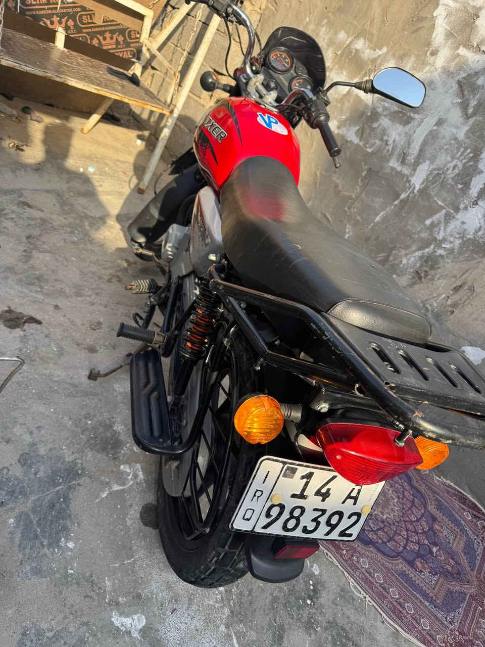 سلام عليكم ورحمة الله . 

بوكسر موديل ٢٠٢٤ سنوية و رقم انگليزي بأسمي . كير محرك على وضع الشركة كهربائيات كلها شغالة نگره سلف بس الكيلو متر ما يشتغل . الدراجة استخدام شخصي اروح وارجع بيها من الجمهورية إلى حي الاحرار شارع الميثاق قرب المحكمة باليوم مره وحدة أو مرتين اروح وارجع . إدامة مستمرة تبديل دهن اصلي دراجه ما متعوبة ولا مشتغلة دلفري ابد ابد ..

                السعر مليونين و ٤٥٠ ألف وبيه مجال 

للأستفسار / *********** البصرة, العراق
