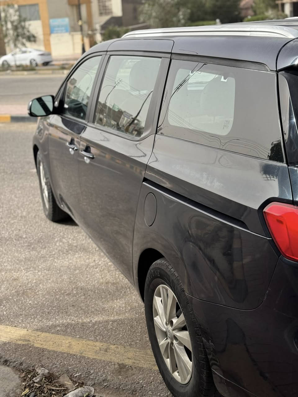 #للبيع سيارة كيا سيدونا موديل 2017 فئة LX وارد امريكي رقم سليمانية باسمي
#الضرر دعامية امامية مع طخة بالباب السلايد الايسر تصليح وصبغ بمقدار الضرر والسيارة بدون ضرر اي ايرباك وعلى الفحص وبيها صبغ بنيد للجمالية  
#صور الضرر مرفقة مع الصور  

المواصفات
1- كيا سيدونا LX موديل 2017 
2- محرك 6 سلندر 3300 
3- ويل كب حجم 17 اصلي مع طقم تاير بحالة ممتازة 
4- حساسات امامية خلفية اصل 
5- كاميرا خلفية دوارة مع الستيرن 
6- ابواب جانبية كهربائية سلايد 
7- كشافات دعامية اصل ( بروجكترات )
8- اشارات بالمرايا الجانبية مع مرايا جانبية شفط كهرباء 
9- غرفة السيارة جلد اصلي لونين بيجي ونيلي 
10- تحكم فول كهرباء لكرسي السائق
11- تحكم ستيرن جهتين بلوتوث حاكية وتحكم بالشاشة الداخلية 
12- شاشة دشبول كبيرة لمجموعة من الايعازات 
13- تدفئة كشنات وستيرن 
14- بصمة باب وبصمة تشغيل 
15- السيارة ماشية 104 الف ميل حقيقي
16- بردات داخلية اصلية للابواب والمقاعد الخلفية 

السعر 165 وبيها مجال هـ *********** 
مكان السيارة النجف
