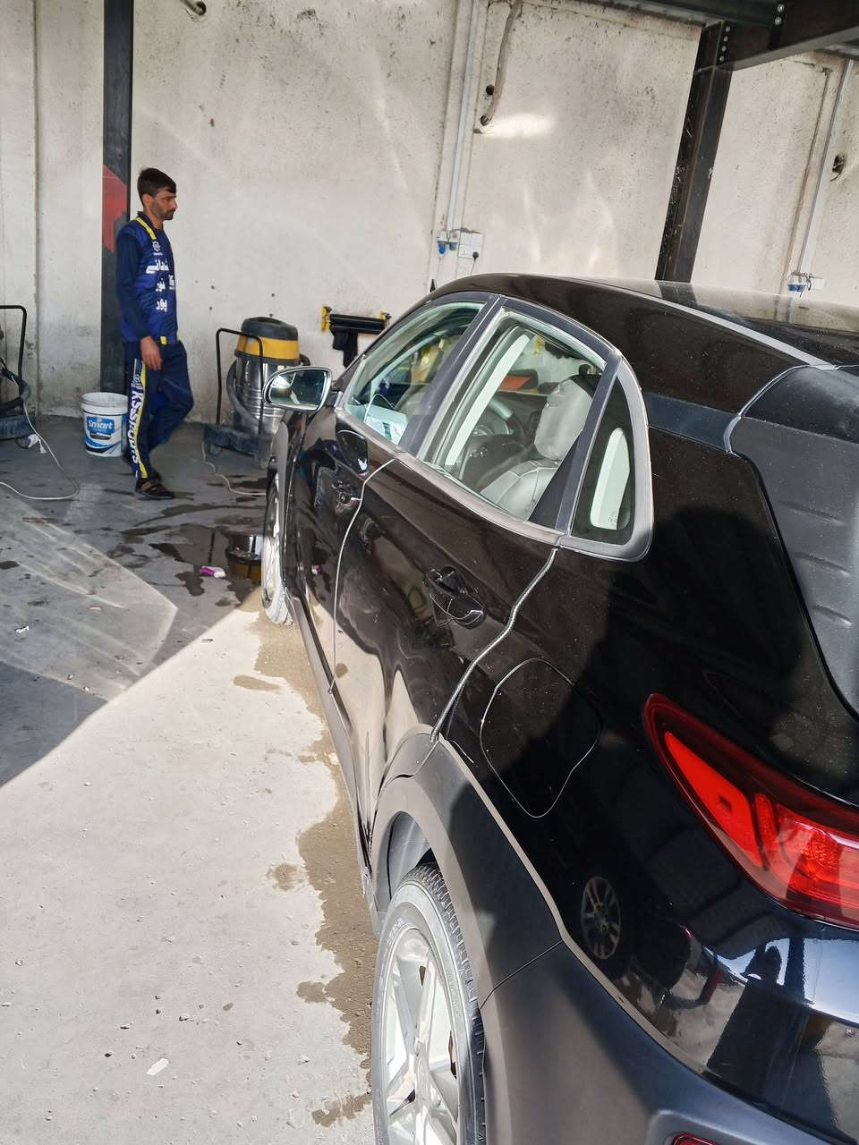 سلام عليكم سياره هونداي كونا موديل ٢٠٢٠ سيارة جاهزة من كلشي السيارة وارد امريكي ضربة زغيرة فقط مقدمة البنيد ولباقي كفالة محرك وكير وحدادية خير من اللة تخم تاير دلوب ياباني السيارة بسمنا رقم بصرة انكليزي السنوية لحد ٢٠٢٧ السعر ١٣٠ وبيها مجال للطيبين رقم الهاتف ***********
