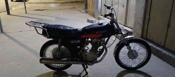 السلام عليكم اخواني دراجه رياضي للبيع موديل 17 فول رياضي شغال كامل جاهز سعر 200  عنوان العياضيه رقم تليفون ***********
