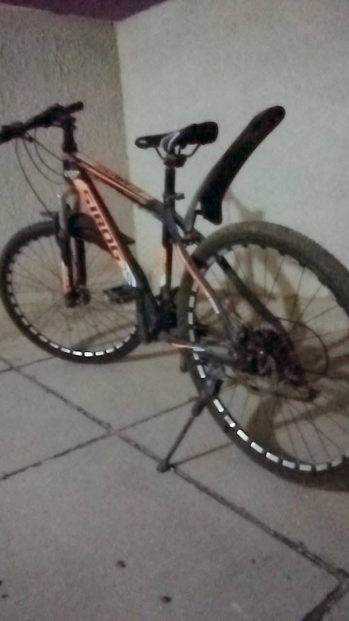 بايسكل حجم 26 ونص فقط جوب امامي وخلفي لازم تبدل وعندي يدة بريك امامي نصها مكسورة بس ما مأثرة شغال قيم بما يرضي الله وأخذ مكاني حي تونس رقم ***********
