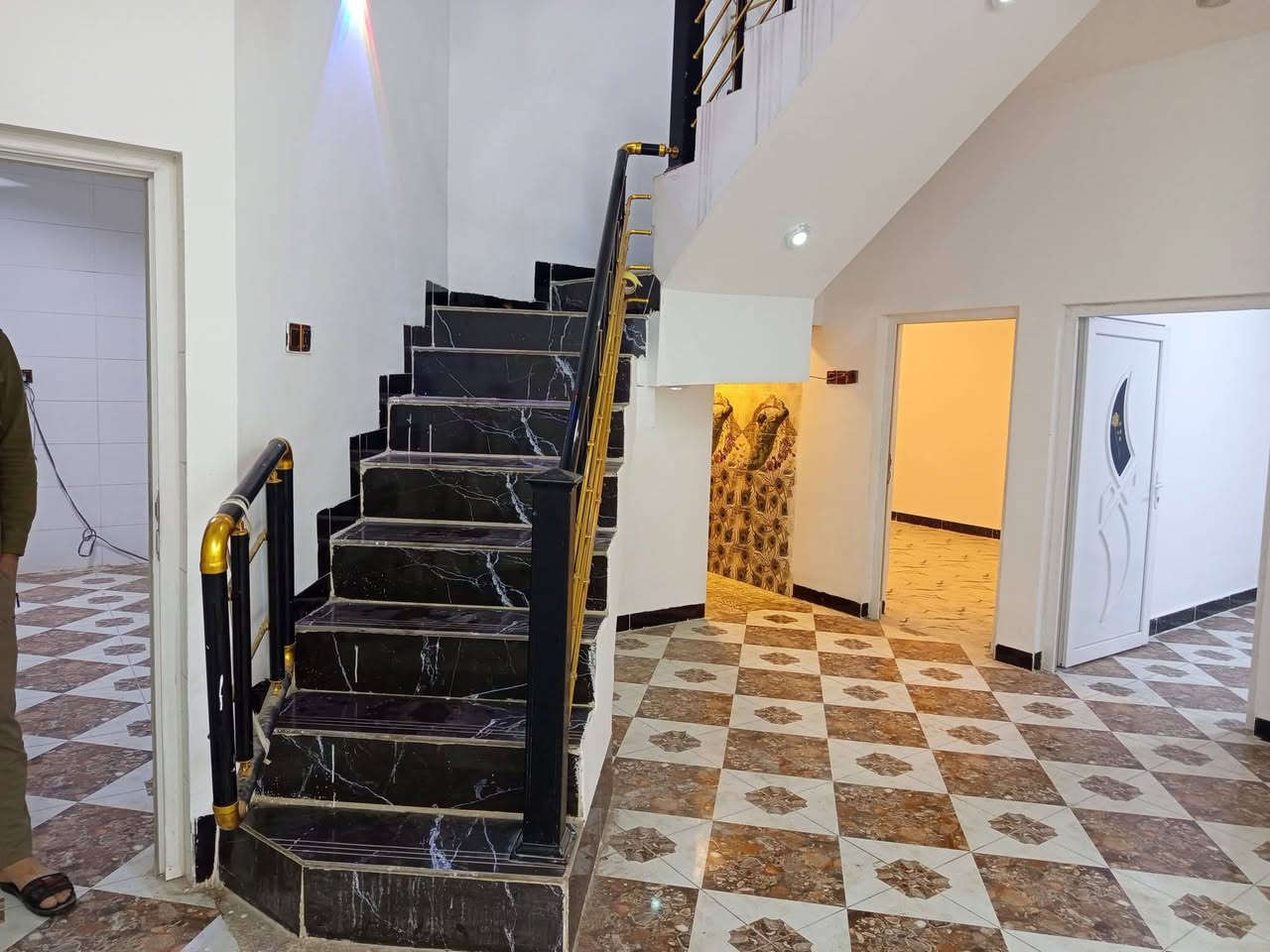 دار 150م للبيع طابقين عائلي واستثماري بناء حديث ودرجة أولى طابو زراعي سند 25 مكاتبه ووكاله تستلم ماء وكهرباء وتبليط وخط مولد ومجاري وإنارة  5 غرف نوم واستقبال وصالتين ومطبخ في كل طابق وصحيات داخليه وخارجية وطابق ثاني تقاطع القدس جانب جامعة بلاد الرافدين قبل البزل قرب جامع حجي طه  السعر 140مليون وبي مجال للشراي للاستفسار خاص او ***********
