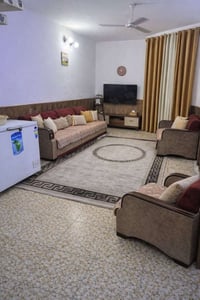 بيت في البلديات UN  المساحة 150 متر الواجهة 7.5 النزال 20 يتكون من ارب...