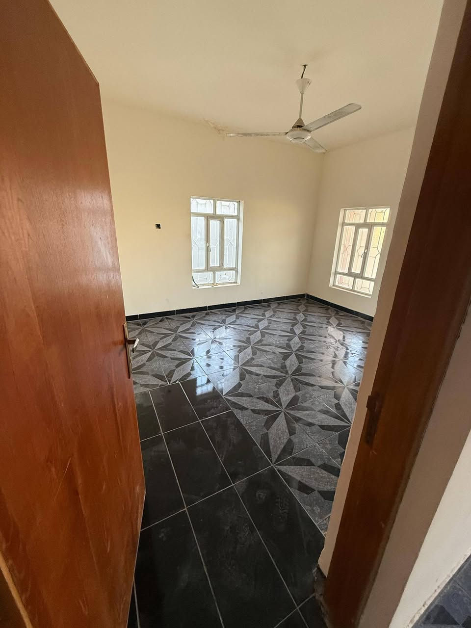 بيت للايجار طابقين الفلوجه حي الوحده خلف فايكنك بركر والجوهره سابقا
المساحه الكليه 400 بناء 300 حديقه +كراج 
4 غرف نوم
مطبخ كبير 
استقبال كبير 
صاله الطابقين 
صحيات الطابق الاول والثاني
 جاهز من كلشي الشارع تبليط ومرتب
*********** للاستفسار
