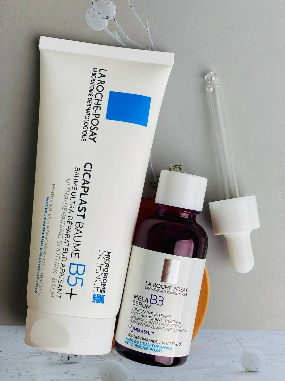 ✨ عرض العناية المتكاملة بالبشرة من ماركة La Roche-Posay ✨
إذا تبحثين عن بشرة صافية، ناعمة وخالية من العيوب، هذا العرض المثالي يجمع بين العلاج والترميم والتفتيح بمنتجات طبية أصلية من La Roche-Posay 💙

1️⃣ سيروم Mela B3 من La Roche-Posay
سيروم متخصص لعلاج التصبغات والبقع الداكنة وآثار حب الشباب ✨
يحتوي على فيتامين B3 (Niacinamide) بتركيز عالي يساعد على توحيد لون البشرة وتقليل ظهور البقع تدريجياً، ويمنحك إشراقة صحية ولمعة طبيعية 🌸
مثالي للبشرة اللي تعاني من آثار قديمة أو تفاوت باللون

2️⃣ كريم Cicaplast Baume B5+ من La Roche-Posay
كريم علاجي مرمم وملطف للبشرة 💧
يساعد على تهدئة الاحمرار، إصلاح الحاجز الجلدي، وترطيب عميق للبشرة المتعبة أو الحساسة
يحتوي على بانثينول (فيتامين B5) ومكونات مغذية تعيد للبشرة صحتها ونعومتها بسرعة

منشأ المنتجات:🇫🇷 فرنسا الأصلي
سعر العرض ٢٠ الف
🚘يوجد خدمة توصيل لجميع محافظات العراق ٤ الاف🚘
#عروض #فيتامينB5 #للبشرة #للعلاج #تعاني #التصبغات #الحساسة #سيروم #كريم #مرمم #اثار


**إذا كنت صاحب هذا الإعلان وتريد حذفه لأي سبب، رجاءا أرسل رسالة إلى الدعم الفني**
