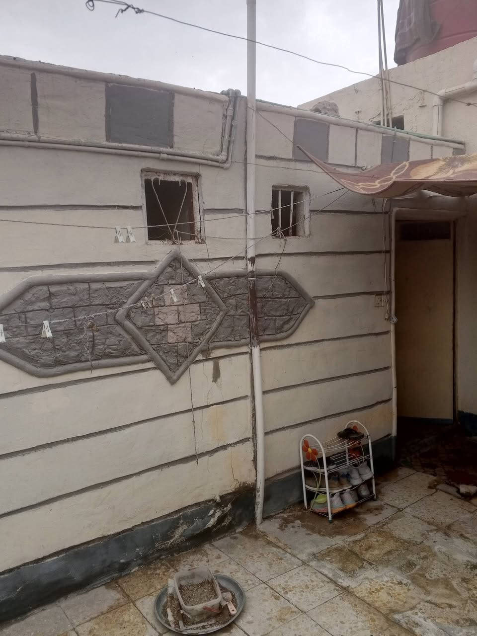 دار للبيع مساحة 175 م يحتوي على غرف نوم عدد 2 ومطبخ وصاله وستقبال وتخاريج ومكشوفه 
وطارمة شارع الإمام الكاظم السعر 50 رقم الهاتف ***********واتساب
