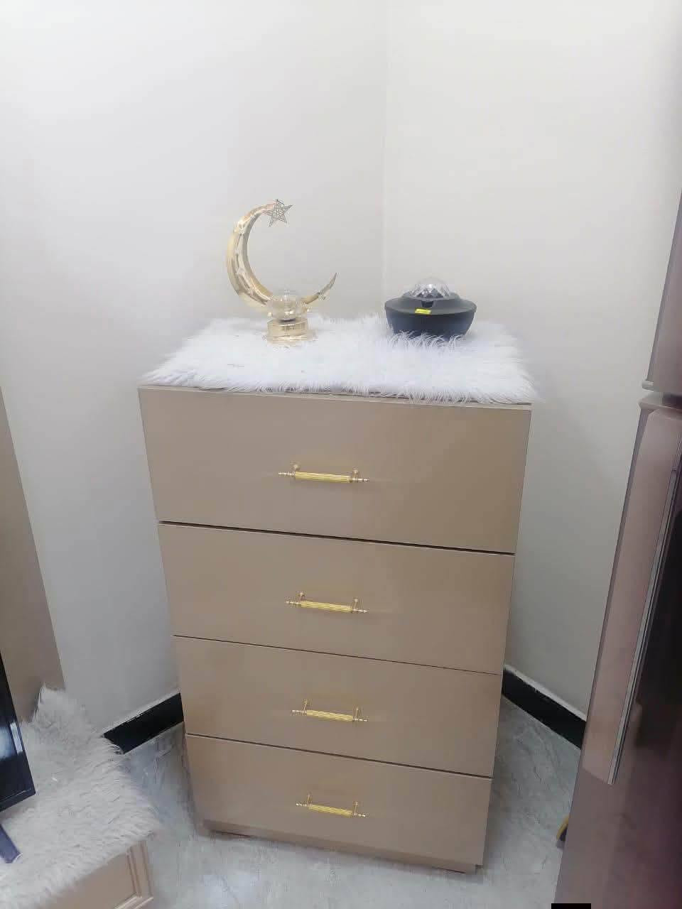 غرفه نوم نضيفه بدون اي ضرر مع الشاشه سعرها 300 الف قفل ***********
