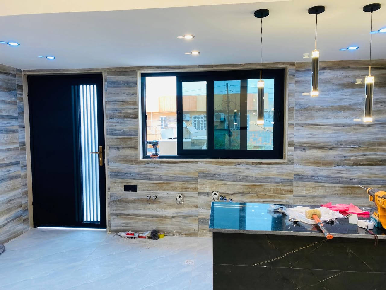 تم الإنجاز دار في حي السكر
شبابيك سلايت المنيوم ٤ خط تركي المنشأ
وشبابيك PVC اسود تركي المنشأ
وابواب PVC تركي
***********
***********
