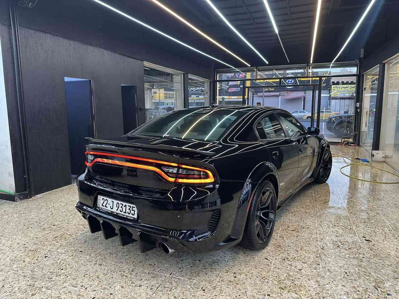 السلام عليكم
جارجر سكات باك
مديل ٢٢
بيها جاملغ خلفي وامامي وبنيد
وباب امبدل نفس الون 
السياره كلها بعدها على لبلاد لا امزودة ولا ملعوب بيها 
فول موصفات
فتحة
رادارات
داخل احمر 
***********
