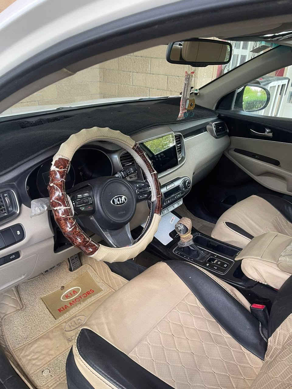 السلام عليكم سورنتو موديل2016 فول موصفات كفاله عامه بيه بارد شويه  موصفات كويتي 1×1 محرك 6 كير وكسن مكفول مكان بغداد ابو غريب رقم. الهاتف ***********
