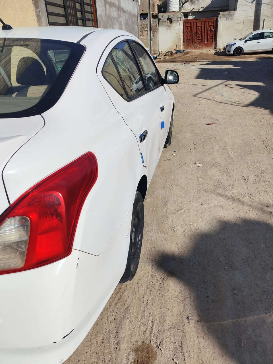 السلام عليكم نيسان صني هندي بليه زركا ماكينه كير كفاله حداده جديده توني مسويها تبريد  تدفئه تاير جديد بيها بارد باب وشاملق چاملغ جهه السائق بي صبغ   فقط بيها صدعات العنوان بصره سنويه منتهيه بال 25 بشهر التاسع راعيها يريد مدور سعر 97 بيها مجال حك الجيه فقط شراي يتصل *********** مكاني بصره الزبير
