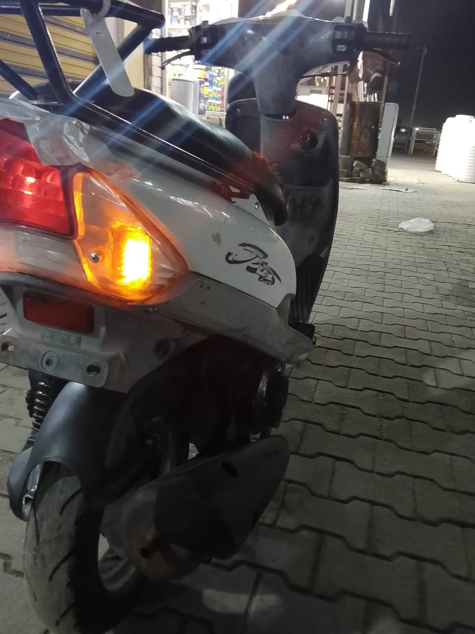 السلام عليكم 😇
ماكس منغولي للبيع 
مكينه مفتوحه 
كهربائيات كلها شغاله سلف باتري كله جديد 
شرط شلعه ومعدل ناعمه كلش 
السعر (500)وبيها مجال 
مكاني نجف حي ميسان 
هـ***********
