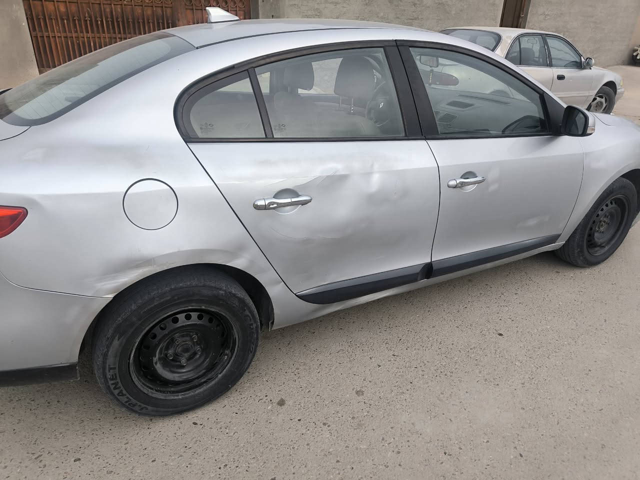 سلام عليكم للبيع رينو موديل 2016
رقم بغداد تحويل مباشر 
السياره حلوه ونظيفه بيه طخه ب الباب والجاملخ موضح بصوره 
سعرها 70وبيه مجال مكان السياره الانبار فلوجة 
***********
