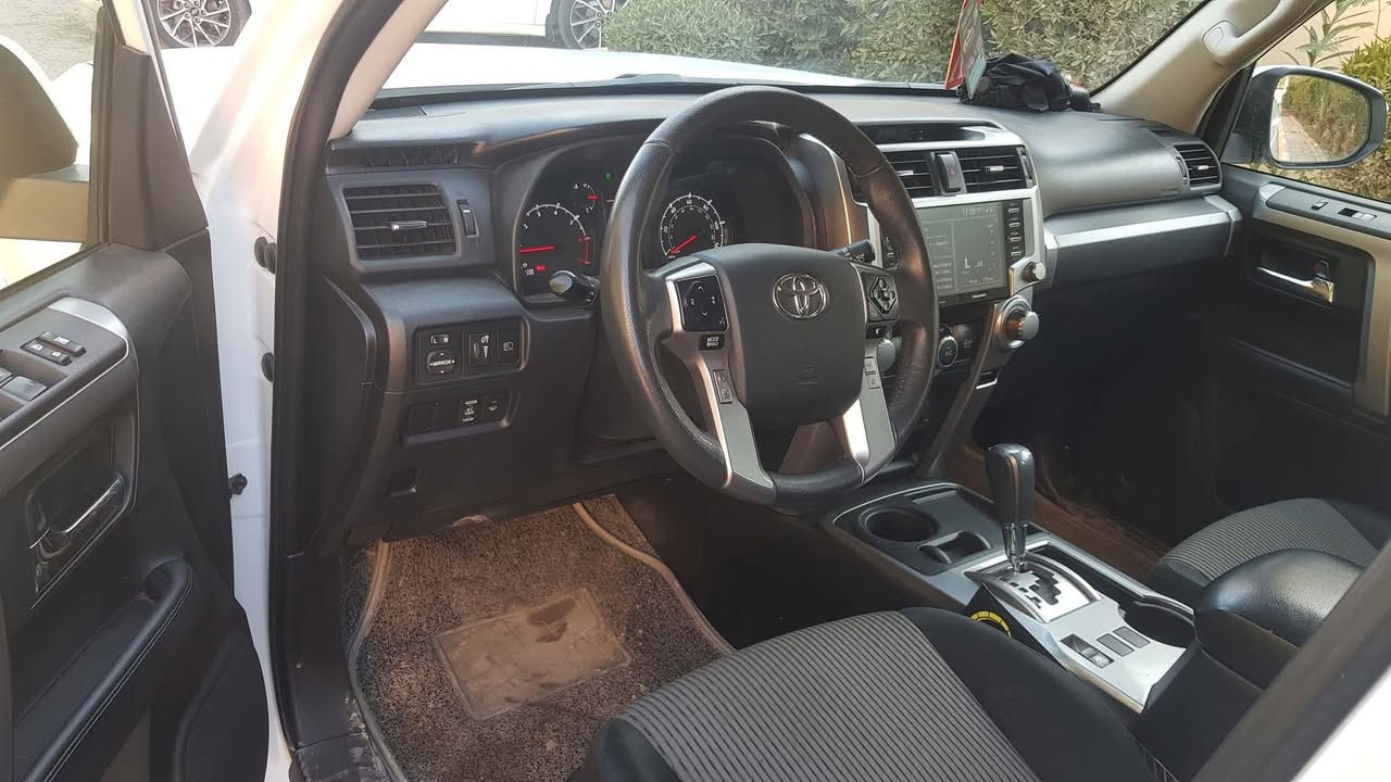 السلام عليكم ورحمة الله وبركاته
فور رنر لون ابيض صدفي Sr5 موديل ٢٠٢٢ 
كير محرك v6  مكفول كفالة بلادي 
تبريد ثلاجة
رادار امامي
بصمة ابواب بصمة تشغيل 
فول تحكم ستيرن جهتين وتدفئة بالستيرن
شاشة كبيرة مع كامرا دوارة
نظام تحديد مسار 
نظام مانع انزلاق
٣ أنظمة قيادة ايكو ، نورمال ، سبورت
كشنات كهرباء، 7 راكب 
حساس امامي + خلفي
هوك خلفي 
السيارة ماشية ٥٧ 

اخوان حادث السيارة خفيف جاملغ وبنيد بدون دواخل  بدون شاصي نهائياً
السيارة  رقمها بغداد الرقم الجديد بأسمي شخصيا
مكاني بغداد غزالية سعرها ٢٨٩ وبيها مجال كلش بسيط 
وما اعتقد اكو هيج موديل بهيج حادث بدون شاصي مع الرقم بهيج سعر 
***********
