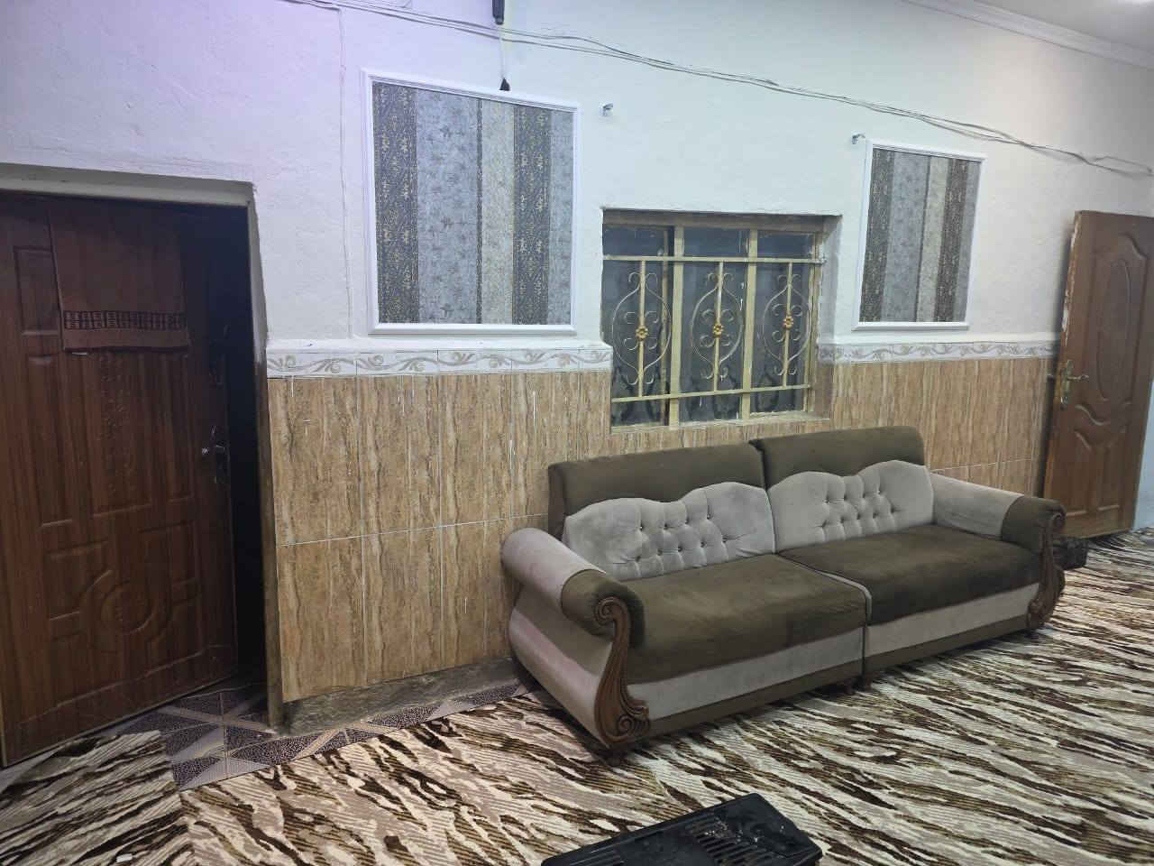 السلام عليكم بيت للبيع واسط حي الحكيم شارع علاء غريب يحتوي على غرفتين النوم وصاله واستقبال وصحيات وطرمه وكراج وحديقه مرقم من قبل البلديه كافه خدمات من ماء ومجاري وكهرباء المساحه 185 مساحه البيت البناء بلوك يبعد عن 150 السعر خاص المراجعه دلاليه سيد حيدر***********
