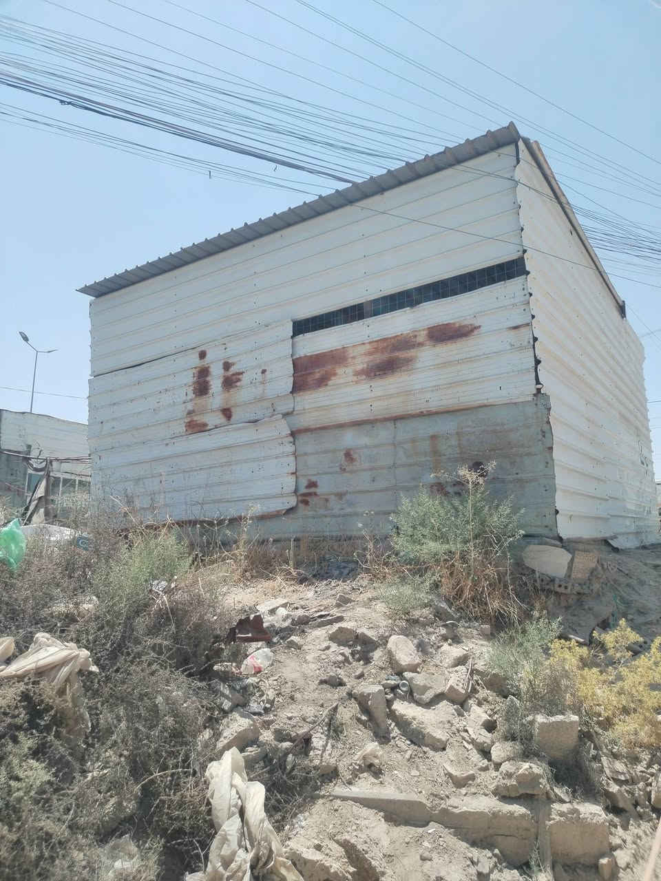 سلام عليكم جملون للبيع العرض 5 الارتفاع 4 ونزال 8جملون تريده تشيله هيج تريد تفصخه مكانه الرمادي سجاريه قرب جامع قباء  الاستفسار الاتصال ***********

